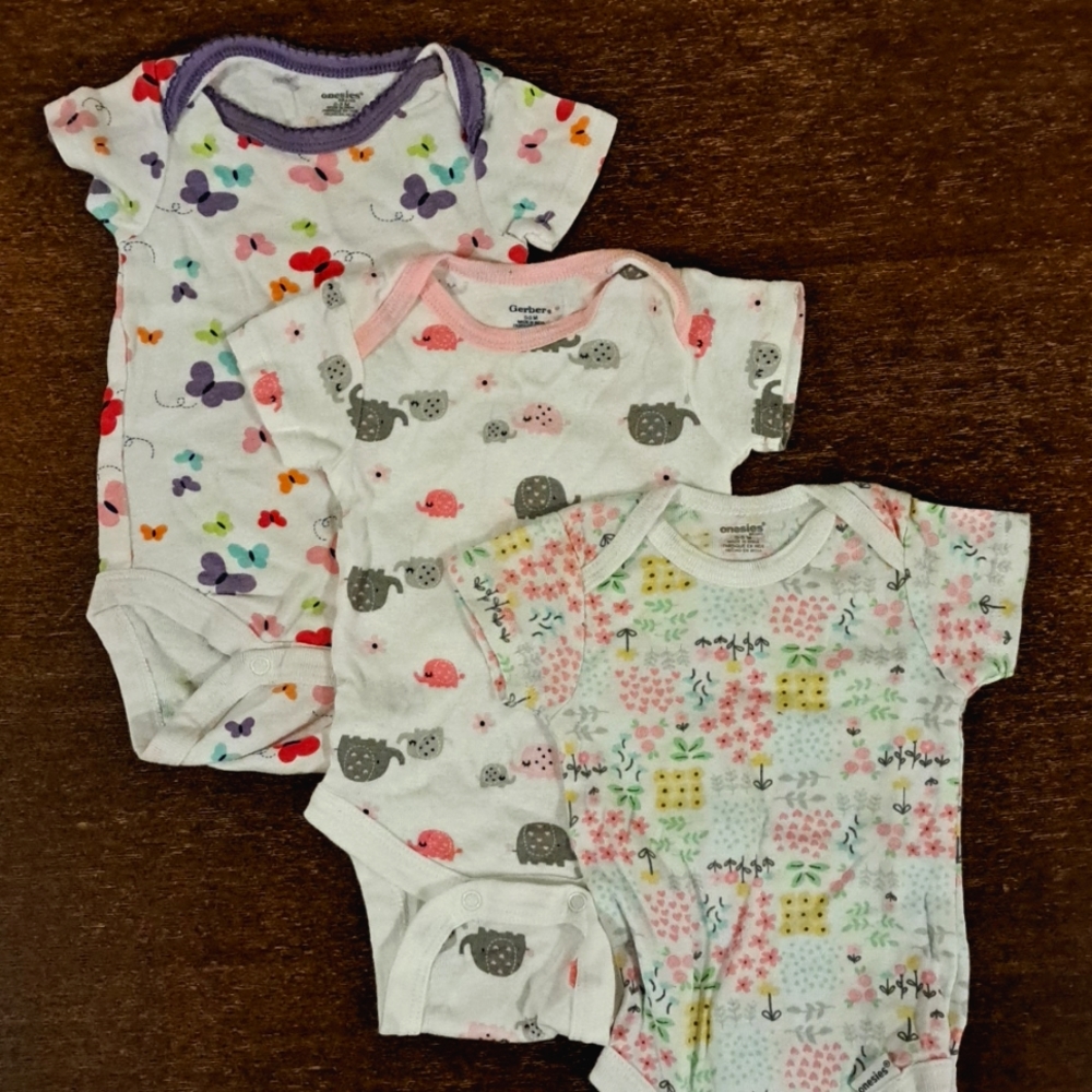 0-3 months girl onsie, onsies brand,Gerber.